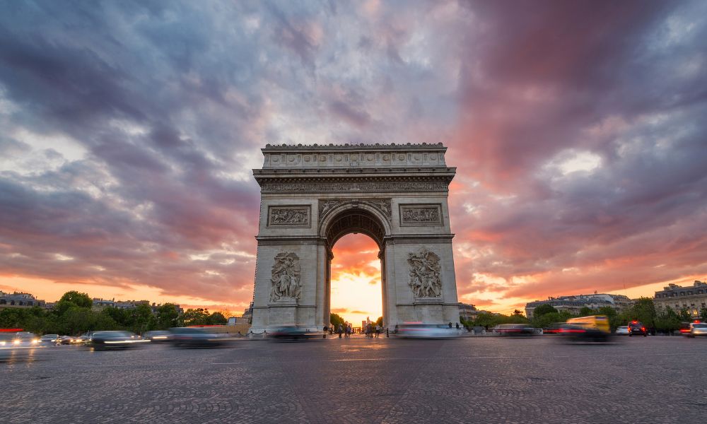 תמונה של שקיעה על שער הנצחון בפריז